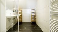 Großes sauberes Badezimmer 